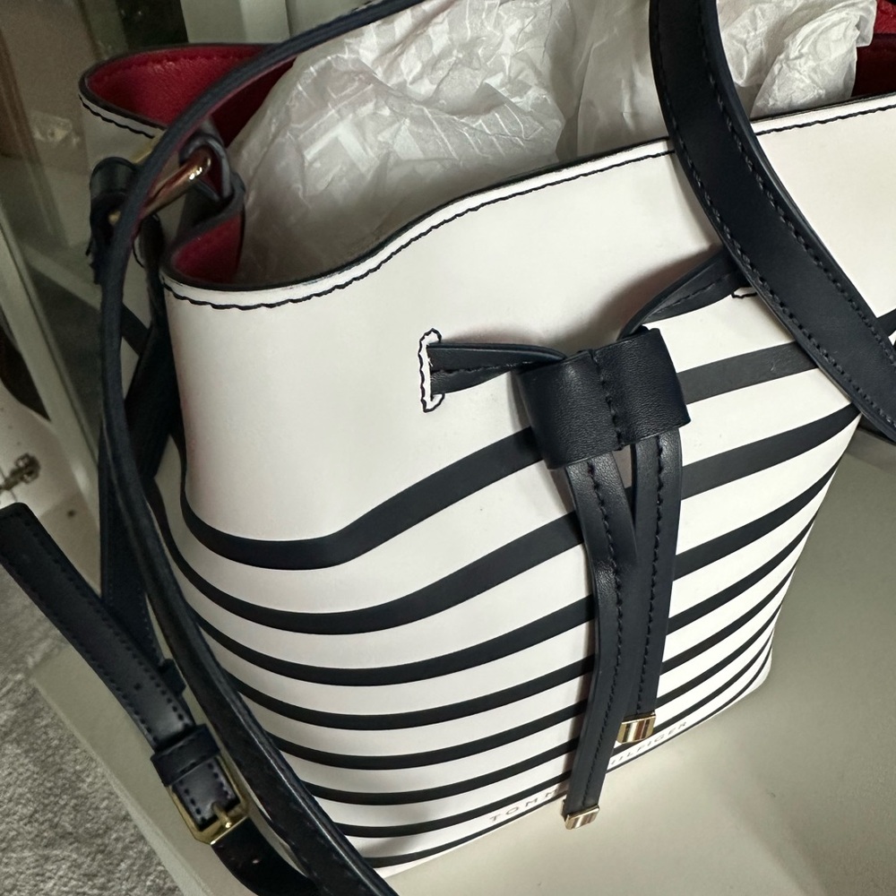 NEW Tommy Hilfiger White and Black Bucket Crossbody Bag - Picture 3 of 11